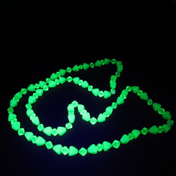 Uranium glass bead necklace - Picture 3 of 10